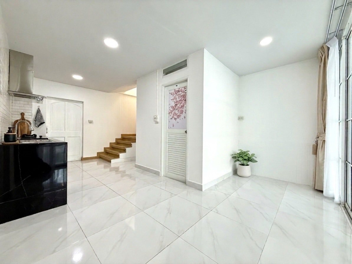 ทาวน์โฮม 3 ชั้น ซอย จรัญ 46 / 3 ห้องนอน (ขาย), Townhome 3-Storey Charan 46 / 3 Bedrooms (FOR SALE) BALL347