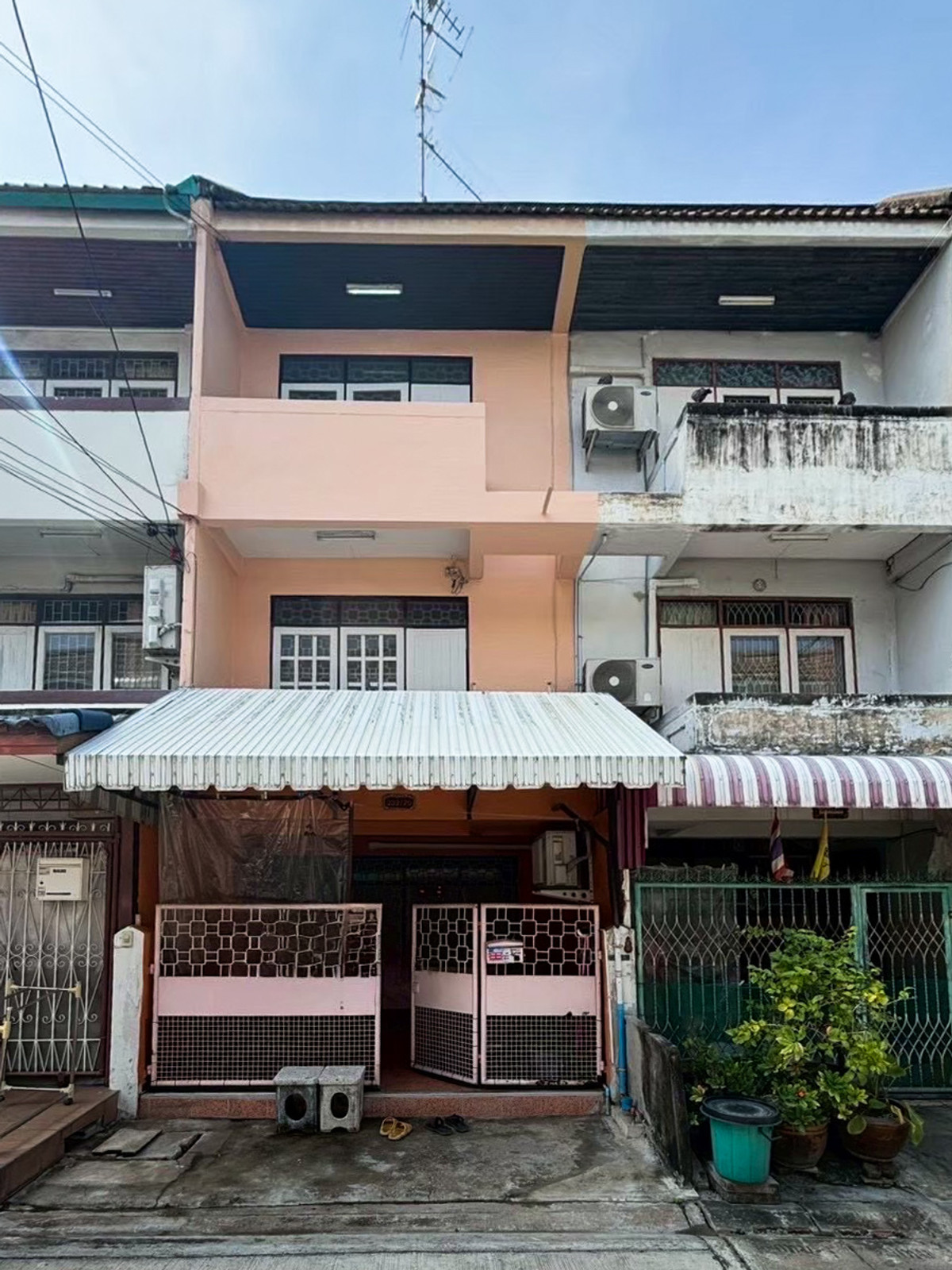 ทาวน์เฮ้าส์ วชิรธรรมสาธิต 15 / 2 ห้องนอน (ขาย), Townhouse Wachiratham Sathit 15 / 2 Bedrooms (FOR SALE) GNG131