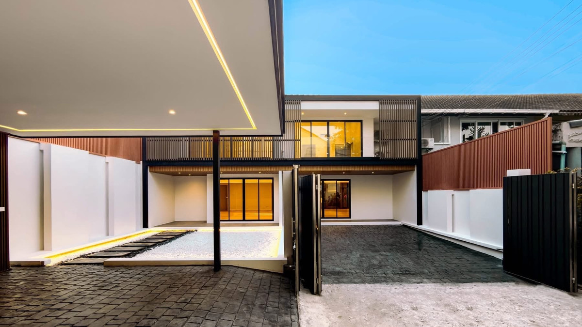 บ้านแฝด สุขุมวิท 81 / 4 ห้องนอน (ขาย), Semi-Detached House Sukhumvit 81 / 4 Bedrooms (FOR SALE) GNG126