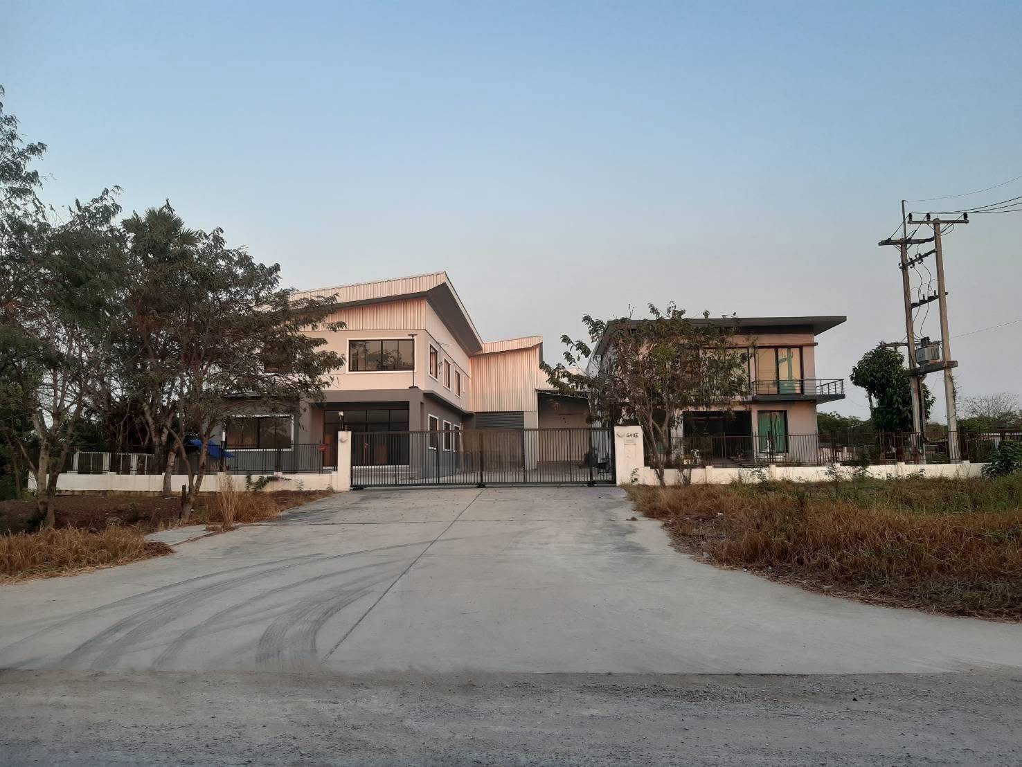 โรงงาน + โฮมออฟฟิศ หลังเซ็นทรัลศาลายา / 5 ห้องนอน (ขาย), Factory & Home Office Behind Central Salaya / 5 Bedrooms (FOR SALE) AOM133