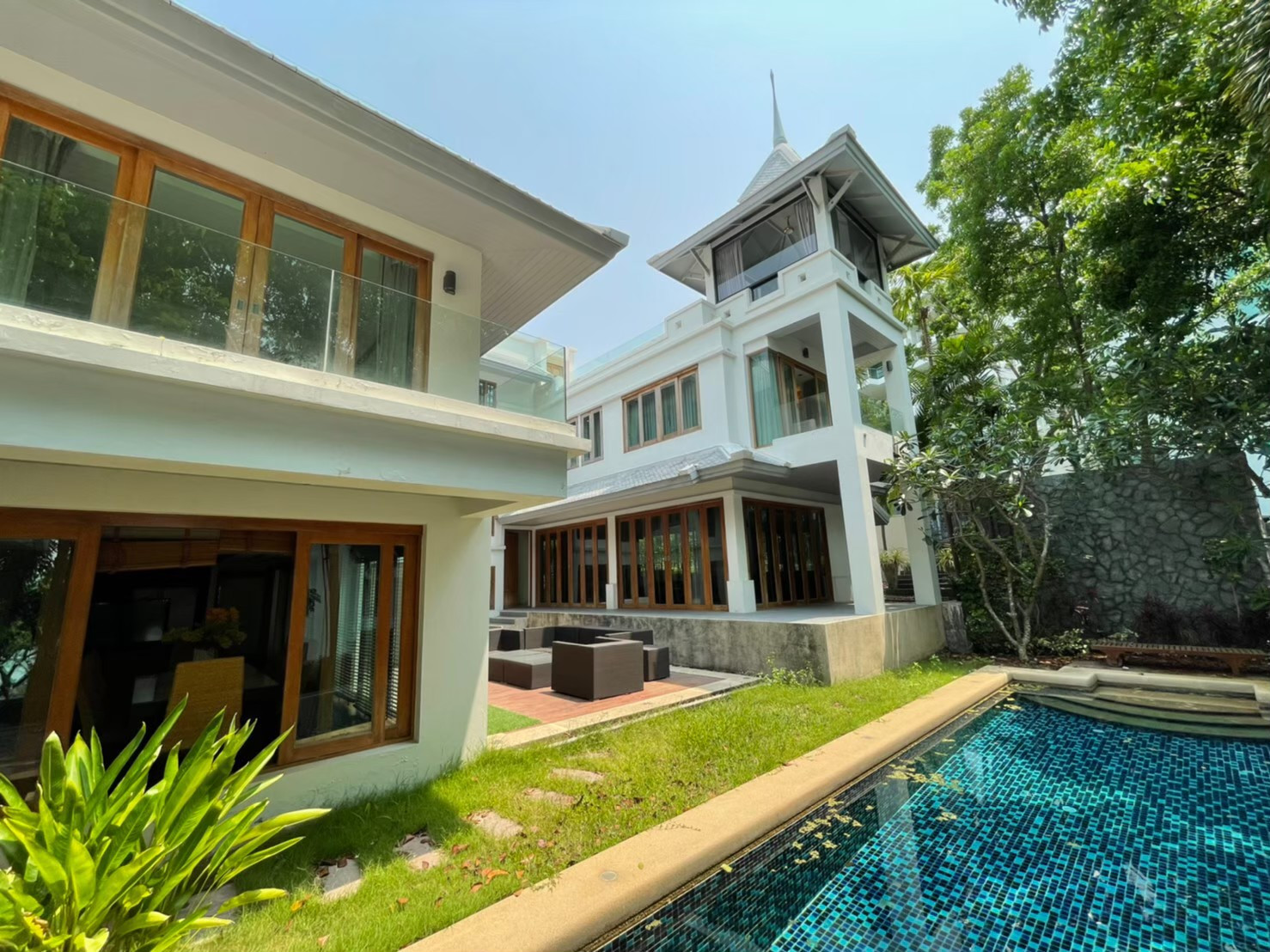 บ้านหรูติดทะเล พัทยาเหนือ ติดปราสาทสัจธรรม / 5 ห้องนอน (ขาย), Luxury Beachfront House North Pattaya / 5 Bedrooms (FOR SALE) KP020