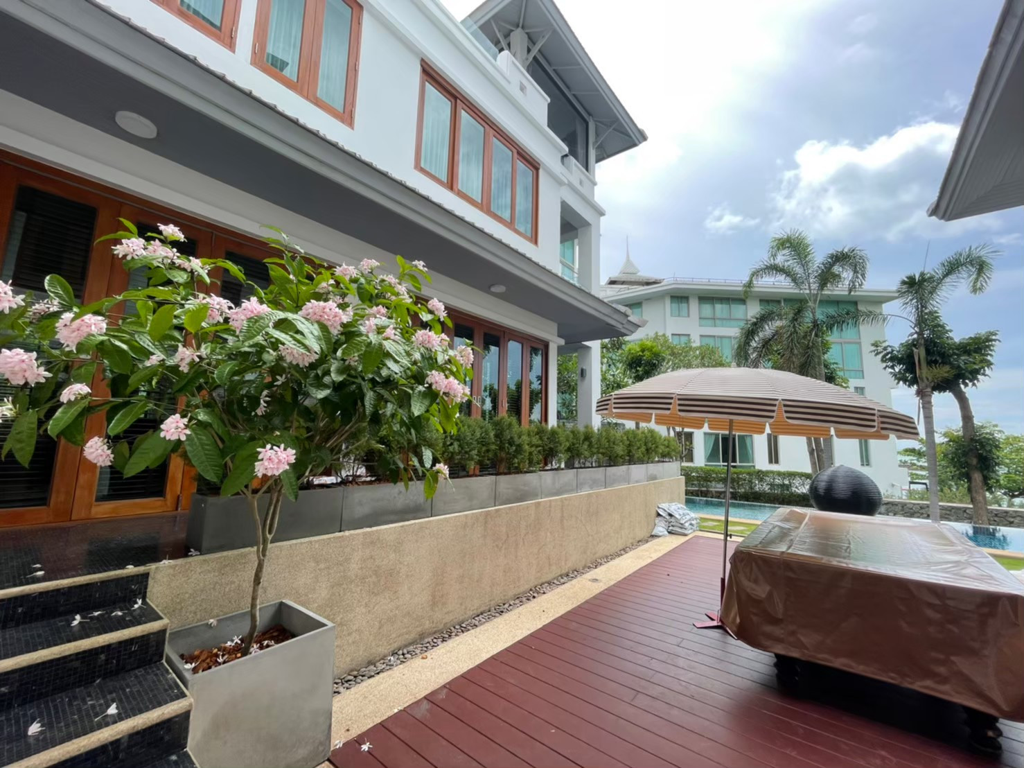 บ้านหรูติดทะเล พัทยาเหนือ ติดปราสาทสัจธรรม / 5 ห้องนอน (เช่า), Luxury Beachfront House North Pattaya / 5 Bedrooms (FOR RENT) KP020
