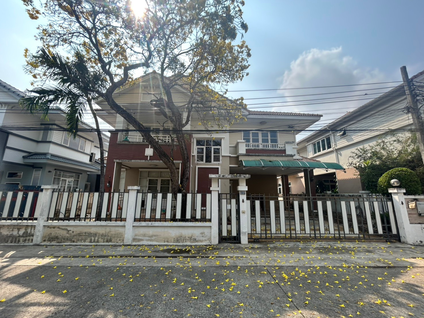 หมู่บ้านนาราวัลย์ ซอย อัศวพิเชษฐ์ 20 / 3 ห้องนอน (ขาย), Narawan Village Soi Asawapichet 20 / 3 Bedrooms (FOR SALE) BALL383
