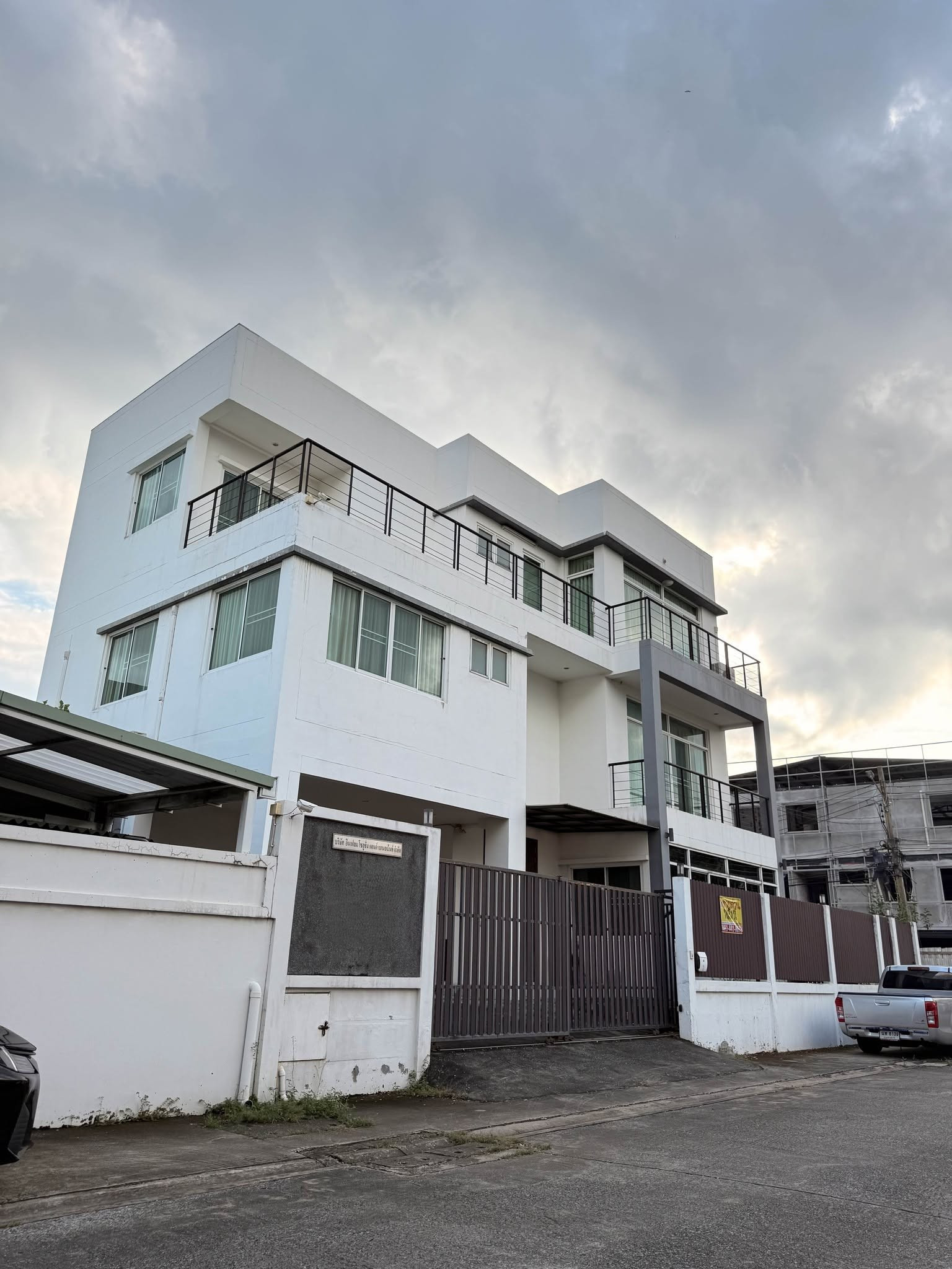 บ้านเดี่ยว 3 ชั้น พระราม 9 ซอย 62 / 4 ห้องนอน (ขาย), 3-Storey House Rama 9 Soi 62 / 4 Bedrooms (FOR SALE) BZD215