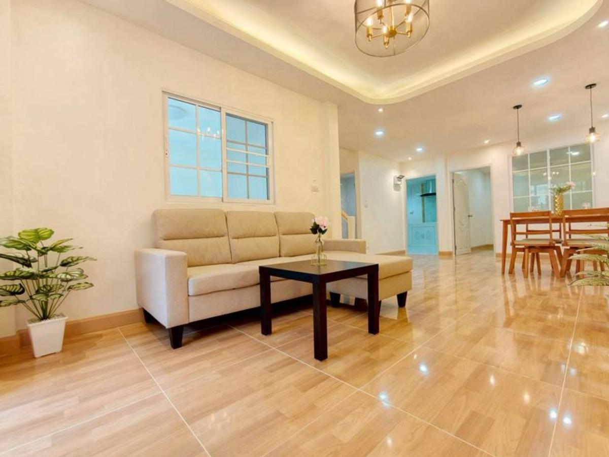 ทาวน์เฮ้าส์ หมู่บ้าน บุศรินทร์ / 4 ห้องนอน (ขาย), Townhouse Bussarin Bangbuathong / 4 Bedrooms (FOR SALE) EARK045