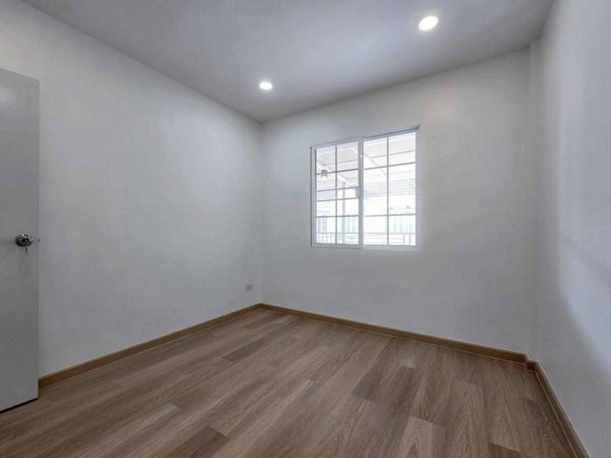 ทาวน์เฮ้าส์ หมู่บ้าน บุศรินทร์ / 4 ห้องนอน (ขาย), Townhouse Bussarin Bangbuathong / 4 Bedrooms (FOR SALE) EARK045