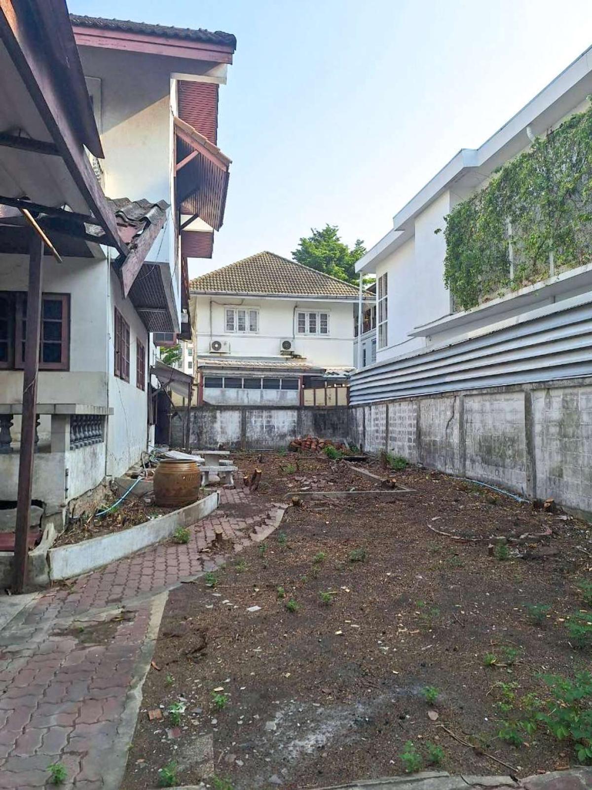 ที่ดินพร้อมสิ่งปลูกสร้าง ซอยศรีนครินทร์ 38 / 141 ตร.วา (ขาย), Land with buildings, Soi Srinakarin 38. / 141 Square Wa (FOR SALE) GNG181