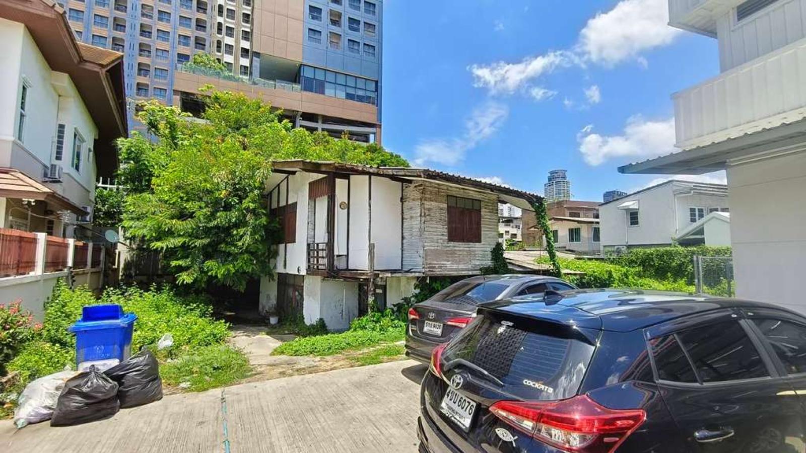 ที่ดิน พร้อมสิ่งปลูกสร้าง ปรีดีพนมยงค์ 2 / 142 ตร.วา (ขาย), Land and buildings on Pridi Phanomyong 2 / 142 Square Wa (FOR SALE) GNG209