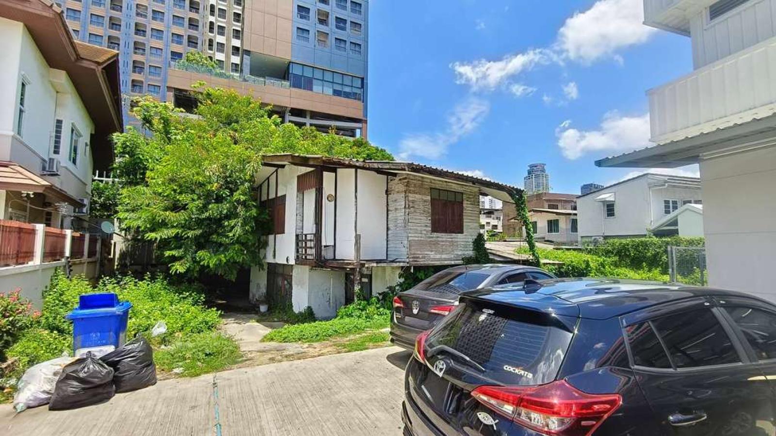 ที่ดิน พร้อมสิ่งปลูกสร้าง ปรีดีพนมยงค์ 2 / 142 ตร.วา (ขาย), Land and buildings on Pridi Phanomyong 2 / 142 Square Wa (FOR SALE) GNG209