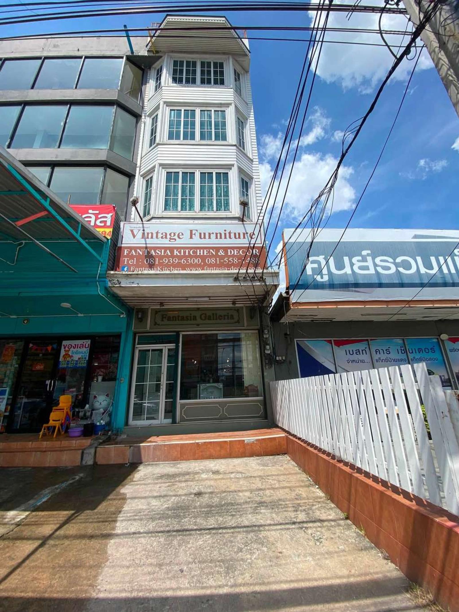 อาคาพาณิชย์ ใกล้ บีทีเอส แบริ่ง / 4 ชั้น (ขาย), Commercial building near BTS Bearing. / 4 Storey (FOR SALE) DA083