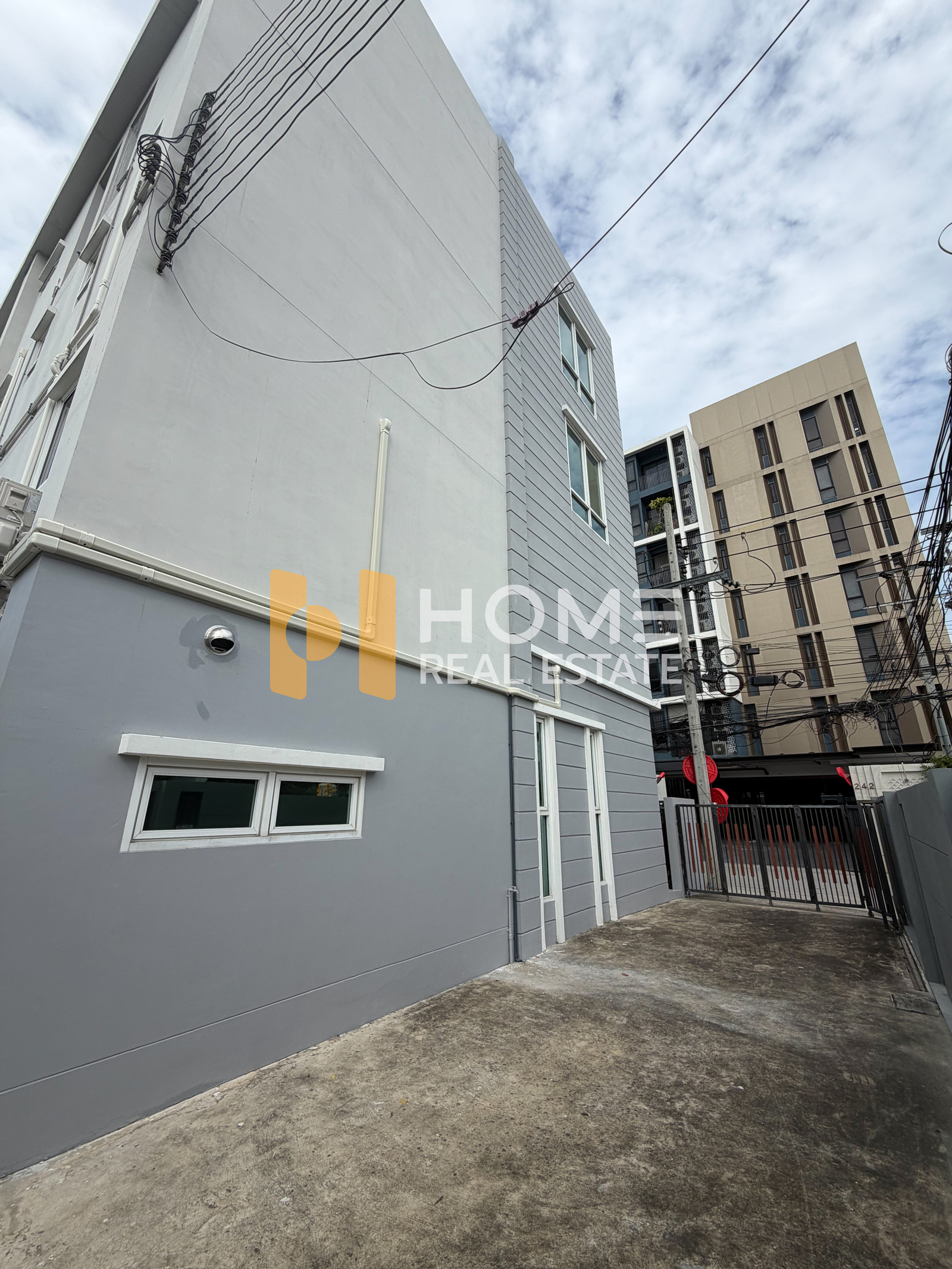 ทาวน์เฮ้าส์ ซอยแบริ่ง 13 / 2 ห้องนอนพลัส (ให้เช่า), Townhouse, Soi Bearing 13 / 2 Bed Plus (FOR RENT) DA107
