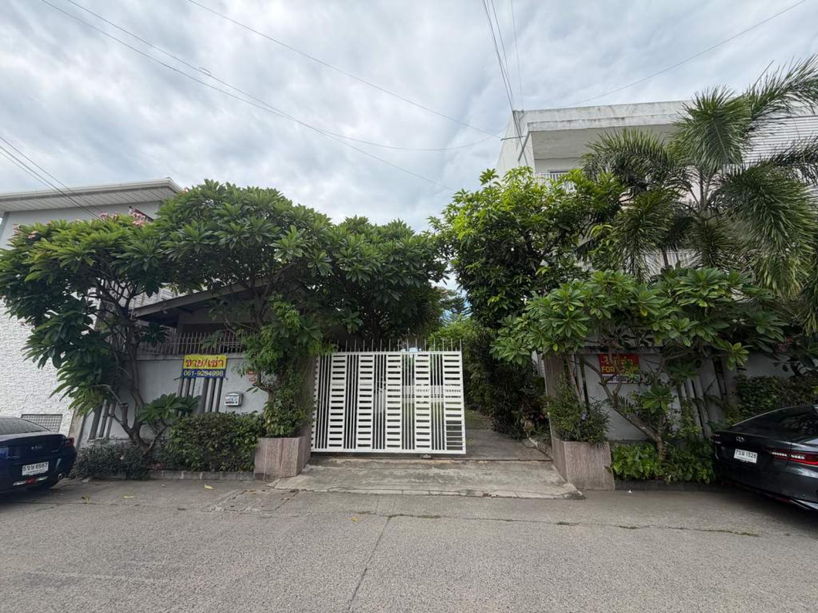 Apartments and houses in Soi Bearing 19/3. / 12 Bedrooms (FOR RENT), อพาร์ทเท้นท์และบ้าน ซอยแบริ่ง 19/3 / 12 ห้องนอน (ให้เช่า) DA106
