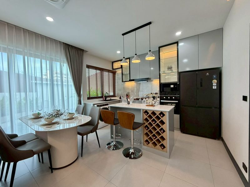 บ้านเดี่ยวสไตล์โมเดิร์นพร้อมสระว่ายน้ำส่วนตัว ทำเลดีเยี่ยมใจกลางเมืองพัทยา ซอยเฉลิมพระเกียรติ 10/1 / 3 ห้องนอน (ขาย), Modern style Single house Pool villa, Prime location in the heart of Central Pattaya Soi Chaloem Prakiat 10/1 / 3 Bedrooms (FOR SALE) KP1