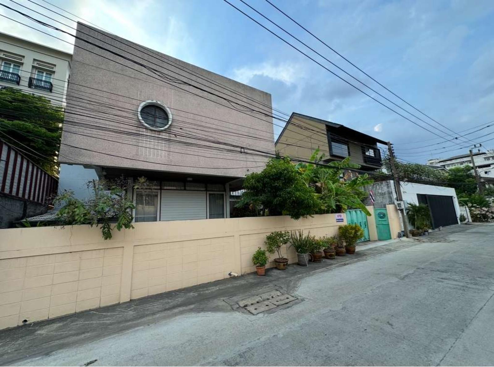 ที่ดินพร้อมสิ่งปลูกสร้าง 210 ตร.ว. ซอยปรีดีพนมยงค์ 42 / 210 ตร.วา (ขาย), Land with buildings, 210 square wah, Soi Pridi Phanomyong 42. / 210 Square Wa (FOR SALE) GNG214