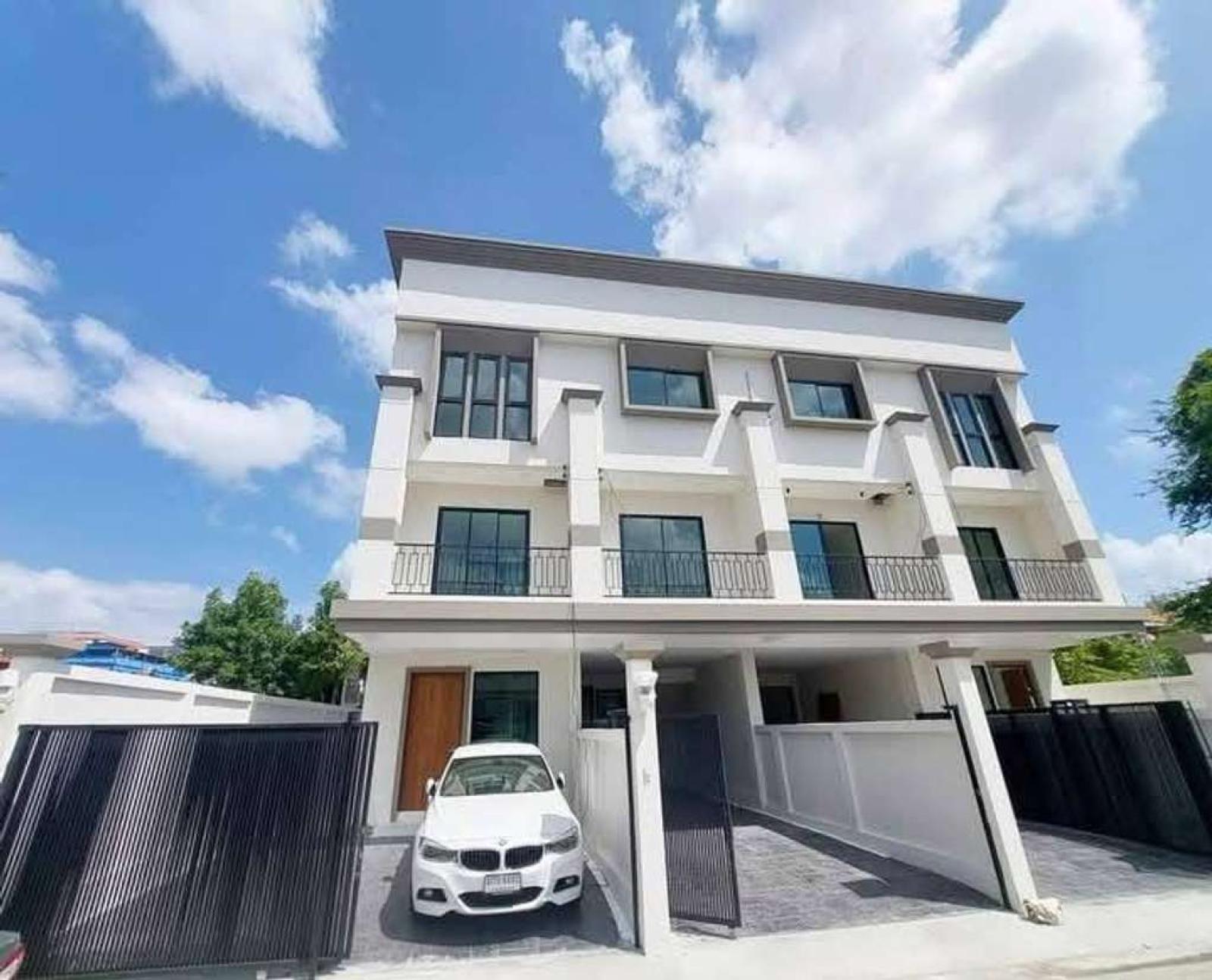 ทาวน์โฮม 3 ชั้นสร้างใหม่ ลาซาล 32 แยก 2 / 4 ห้องนอน (ขาย), Newly built 3-story townhome Lasalle 32 Soi 2 / 4 Bedrooms (FOR SALE) PSRN003