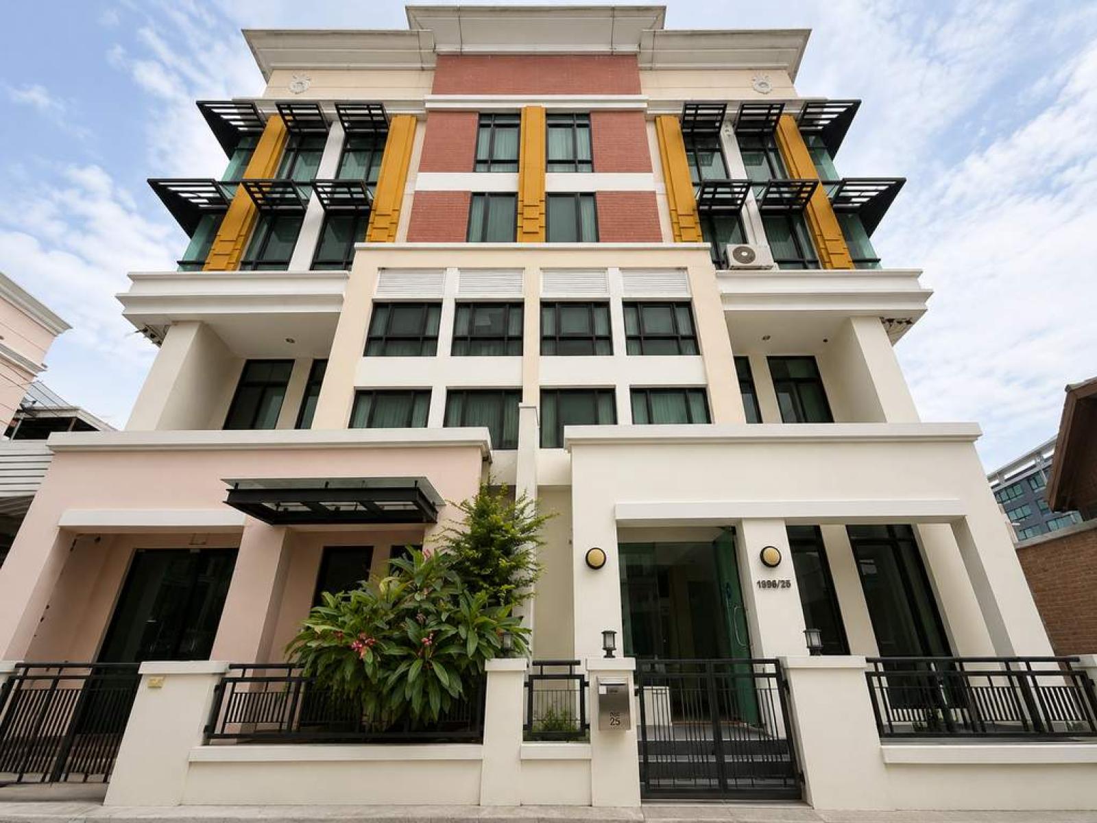 บ้านกลางกรุง ออฟฟิศ พาร์ค บางนา / 4 ห้องนอน (ขาย), Baan Klang Krung Office Park Bangna / 4 Bedrooms (FOR SALE) DA238
