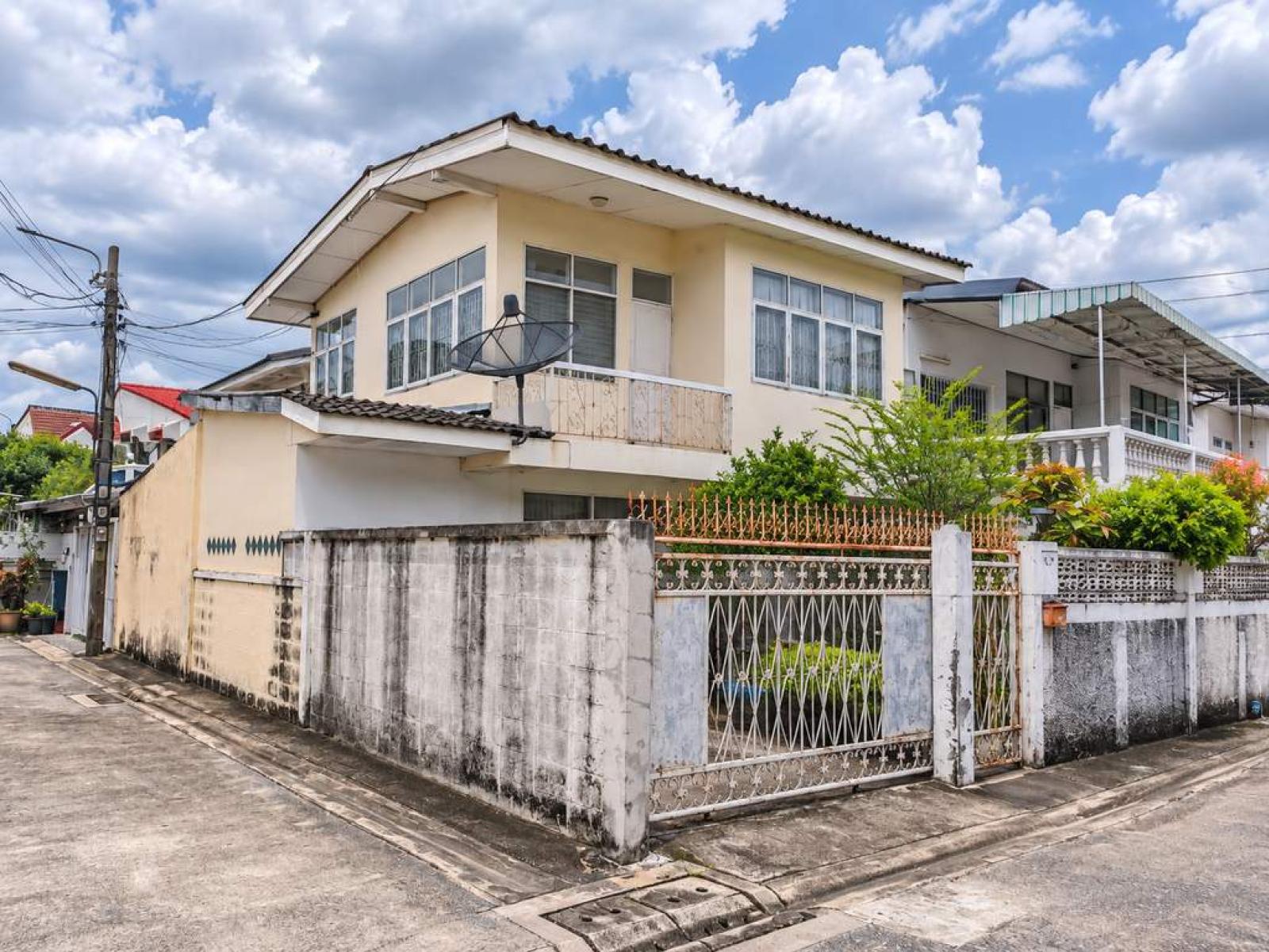 บ้านเดี่ยวนอกโครงการ โชคชัย 4 ซอย 46 / 2 ห้องนอน (ขาย), Single house outside a housing project, Chokchai 4 Soi 46. / 2 Bedrooms (FOR SALE) PALR039