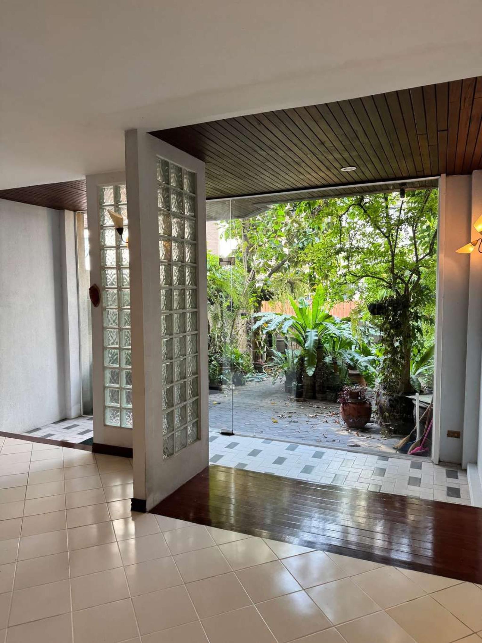ทาวน์โฮม ซอยทองหล่อ 7 (เช่า 1 หลัง) / 6 ห้องนอน (ให้เช่า), Townhouse for rent in Soi Thonglor 7 (1 unit available) / 6 Bedrooms (FOR RENT) GNG329