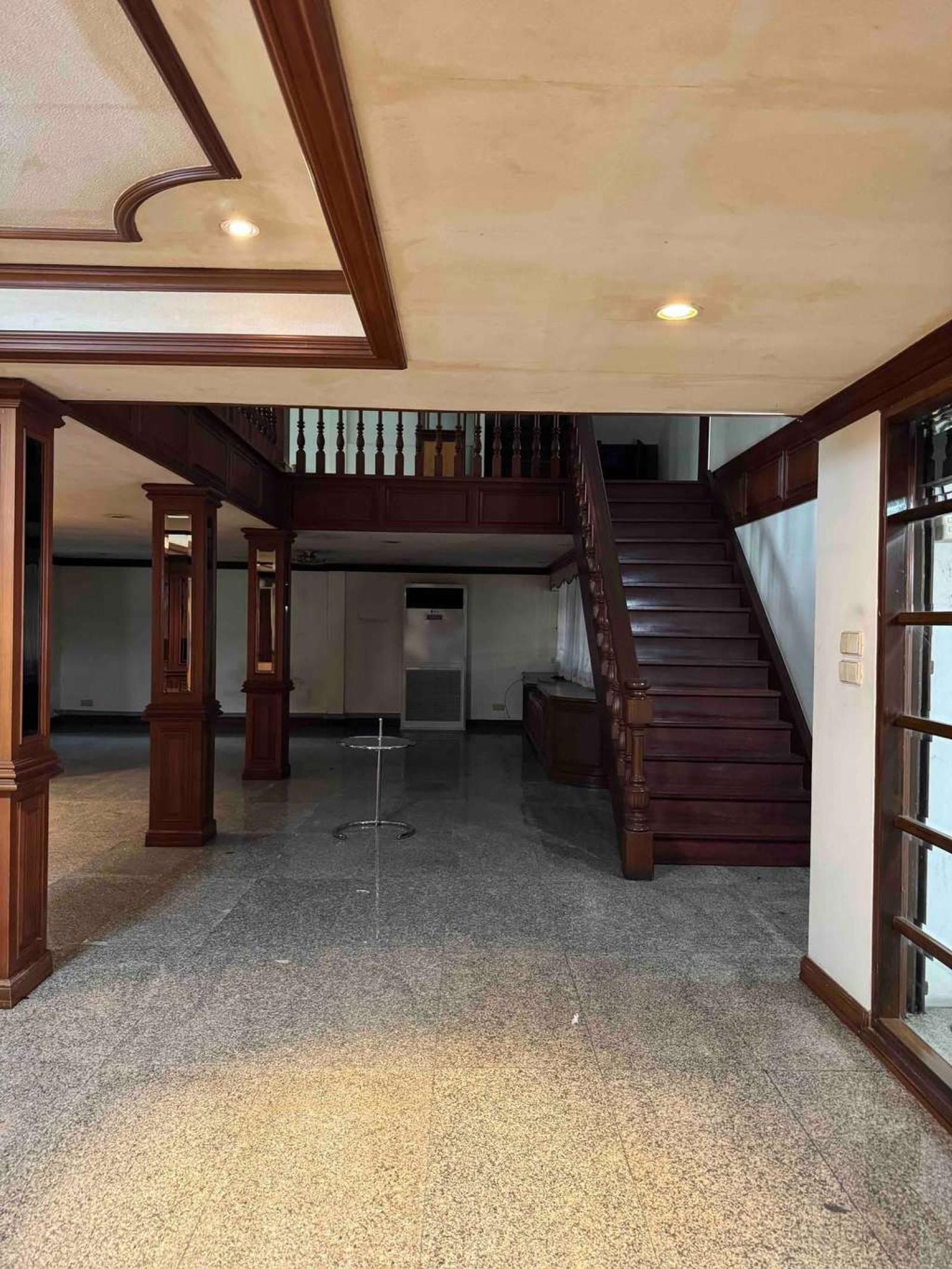 ทาวน์โฮม ซอยสุขุมวิท 39 / 8 ห้องนอน (ให้เช่า), Townhouse, Sukhumvit Soi 39 / 8 Bedrooms (FOR RENT) GNG332